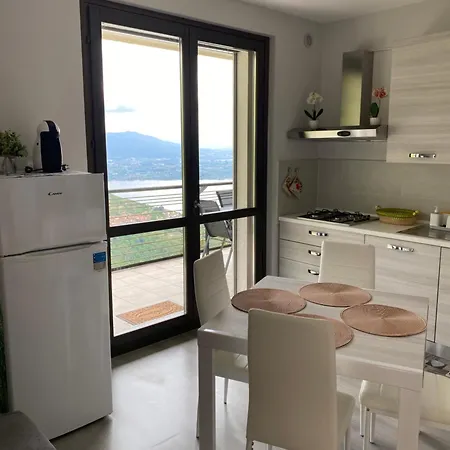 Terrazzadolcevista - Panoramico Sui Tre Laghi Apartman *